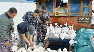 20251005-Anggota-TNI-AL-Bangka-Belitung-memeriksa-ratusan-karung-pasir-timah-yang-diamankan.jpg