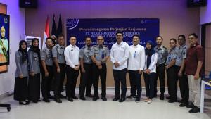 20251006-Jajaran-Pelindo-Tanjungpandan-dan-Imigrasi-Tanjungpandan-berfoto-bersama.jpg