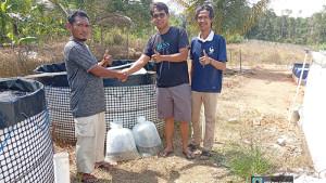 20251006-Ketua-Pokdakan-Mentawak-Berehun-Ipan-Guspian-menerima-bantuan-indukan-ikan-nila.jpg