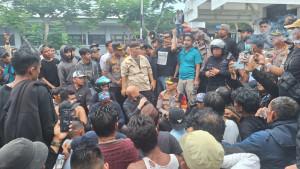 20251006-Massa-aksi-di-depan-Kantor-Pusat-PT-Timah.jpg