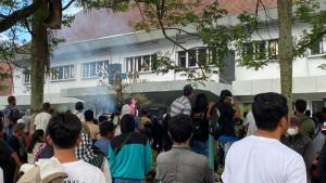 20251006-Massa-aksi-terlihat-memadati-halaman-Kantor-PT-Timah-Tbk.jpg