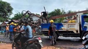 20251007-Tiang-Listrik-Roboh-di-Desa-Mempaya.jpg