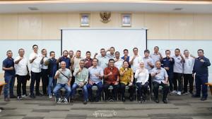 20251008-Direksi-PT-Timah-Tbk-dan-sejumlah-pejabat-berfoto-bersama-perwakilan-masyarakat-penambang.jpg