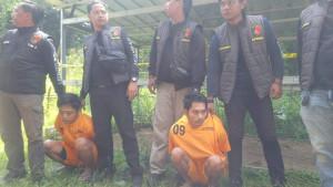 20251009-Kedua-tersangka-pembunuhan-Adityawarman-dikawal-polisi.jpg