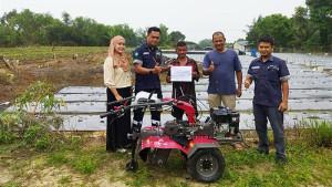 20251009-Perwakilan-PT-Timah-Tbk-menyerahkan-bantuan-bibit-dan-peralatan-pertanian.jpg