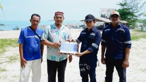 20251010-Perwakilan-PT-Timah-Tbk-menyerahkan-bantuan-untuk-lomba-mancing-Pantai-Matras.jpg