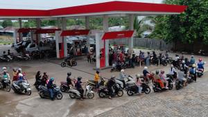 20251013-Antrean-kendaraan-di-SPBU-Padang-Manggar-Beltim.jpg