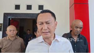 20251013-Bambang-Patijaya-diwawancarai-awak-media-saat-keluar-dari-gedung-Ditreskrimsus-Polda-Babel.jpg