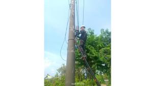 20251013-Petugas-PLN-Icon-Plus-saat-melakukan-penertiban-kabel-di-wilayah.jpg