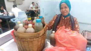 20251015-Bude-Surahmi-jualan-jamu-di-Pasar-Mentok-Bangka-Barat.jpg