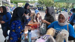 belitung/20251017-Warga-membawa-hewan-pemeliharaan-untuk-menjalani-pemeriksaan-di-Beltim.jpg