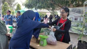 belitung/20251017-Warga-membeli-kebutuhan-pokok-yang-dijual-saat-kegiatan-Gerakan-Pasar-Murah-di-Beltim.jpg