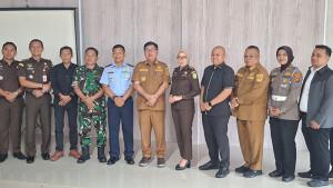 20251022-Kajari-Belitung-Timur-Rita-Susanti-berfoto-bersama-sejumlah-pejabat.jpg