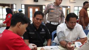 20251022-Personel-Polres-Belitung-menjalani-pemeriksaan-kesehatan-sebelum-donor-darah.jpg