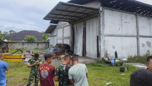 20251023-Gudang-furnitur-di-Gang-Cabang-Desa-Air-KetekokBelitung-terbakar.jpg