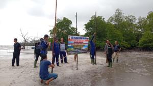 20251023-Polisi-pasang-spanduk-imbauan-di-pesisir-Pantai-Dusun-Ulim-Desa-Lassar-Kabupaten-Belitung.jpg