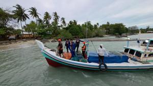 20251025-Tim-SAR-Gabungan-evakuasi-ABK-TB-Kawan-Kita-XI-yang-tenggelam-di-Perairan-Pulau-Seliu.jpg