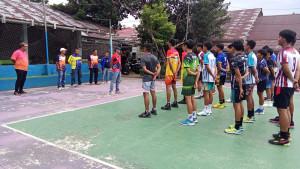 20251026-Ketua-Pengkab-PBVSI-Belitung-Edi-Usdianto-memberikan-arahan-kepada-atlet.jpg
