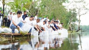 20251027-PT-Timah-menebar-belasan-ribu-bibit-ikan-di-kolong-eks-tambang-di-Bangka.jpg