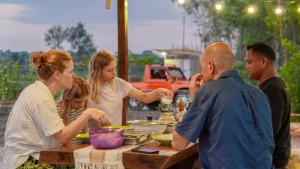 20251027-Wisatawan-mancanegara-menikmati-makan-malam-di-Arkana-Huis-Desa-Air-Seruk-Belitung.jpg