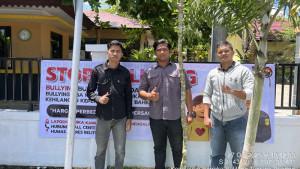 20251028-Personel-Sat-Humas-Polres-Belitung-memasang-spanduk-imbauan.jpg