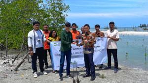 20251108-Manajemen-Bandara-H-AS-Hanandjoeddin-secara-simbolis-menyerahkan-bibit-mangrove.jpg