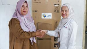 20251111-Rusip-Asri-UMKM-di-Babel-terima-bantuan-kulkas-dari-PT-Timah.jpg