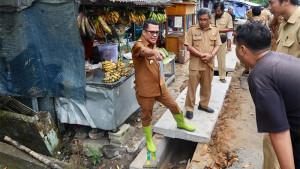 20251118-Wakil-Bupati-Belitung-Syamsir-tinjau-perbaikan-jalan-di-Pasar-Hatta.jpg