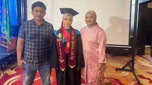 20251119-Annida-Shafa-Mahfudzah-lulusan-terbaik-Poltekkes-Kemenkes-Pangkalpinang-2025.jpg