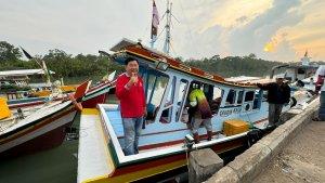 Kamarudin-diatas-perahu.jpg
