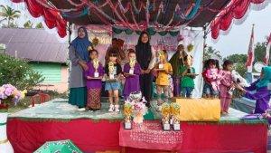 Kepala-Sekolah-Paud-Kartika-Basniah-memberikan-penghargaan-kepada-pemenang-lomba.jpg