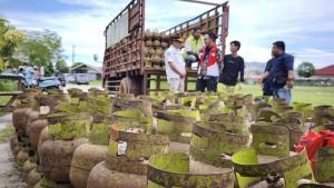Wakil-Bupati-Belitung-Syamsir-saat-melihat-penyaluran-gas.jpg