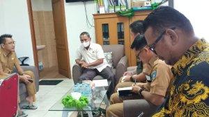 Wakil-Ketua-I-DPRD-Bateng-Batianus-baju-putih-saat-berkunjung-ke-Dinas-PUPRKP-Babel.jpg