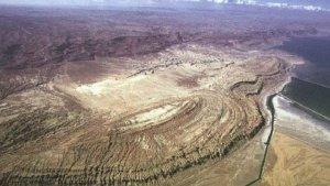 pegunungan-sodom-dilihat-dari-udara-di-sebelahnya-tampak-laut-mati.jpg