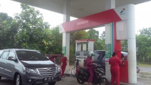 suasana-spbu-padang-yang-telah-memasarkan-pertalite_20161124_191638.jpg