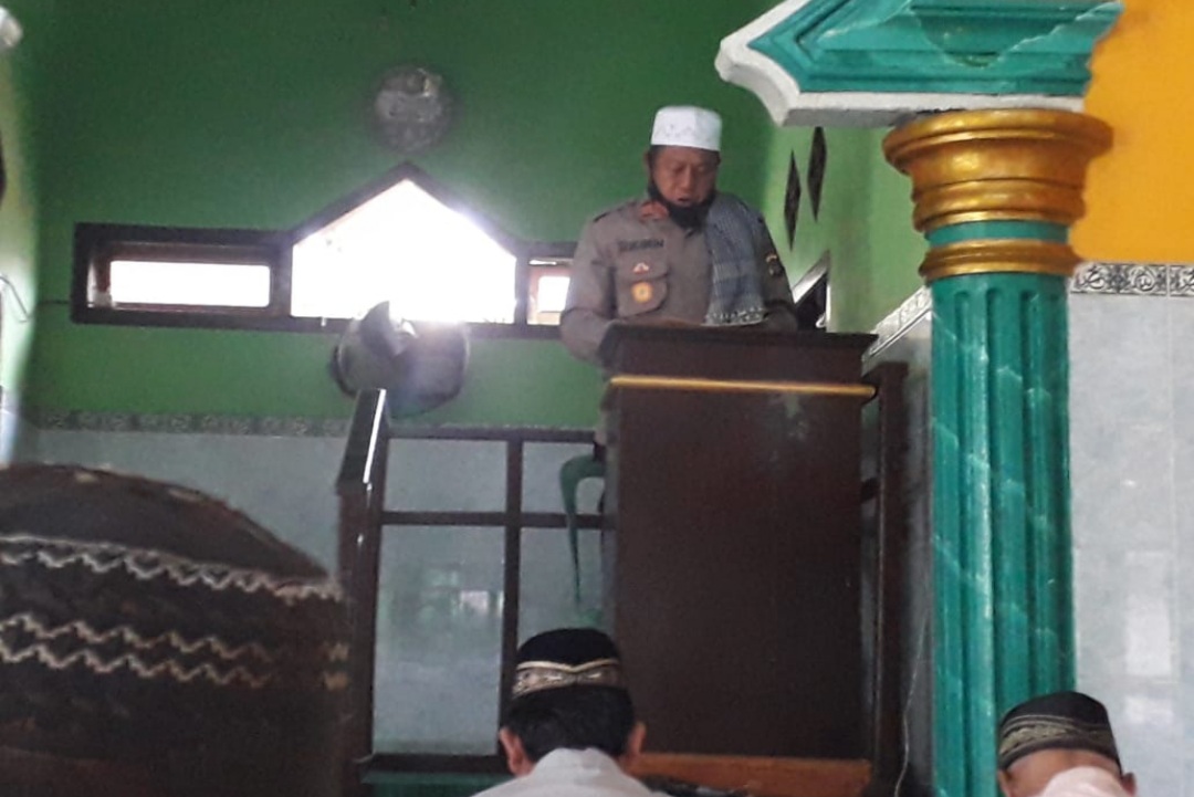 Kapolsek Kelapa Kampit Jadi Khatib Safari Ramadhan, AKP Sukimin Ajak Sedekah di Bulan Ramadan