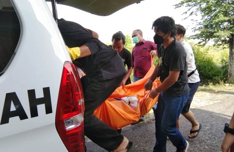 20210518-anggota-polres-belitung-mengevakuasi-mayat.jpg