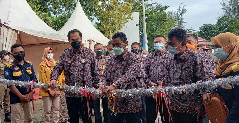 20210701-bupati-belitung-sahani-saleh-memotong-pita.jpg
