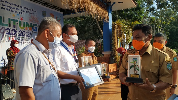 20210705-bupati-belitung-sahani-saleh-saat-memberikan-penghargaan-kepada-peserta-belitung-expo.jpg