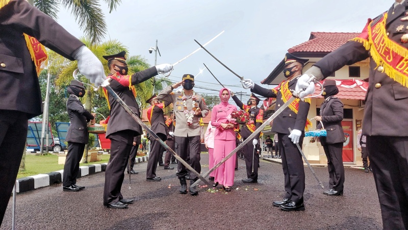 20210822-tradisi-pedang-pora-menyambut-kapolres-belitung-timur-yang-baru-akbp-taufik-noor-isya.jpg