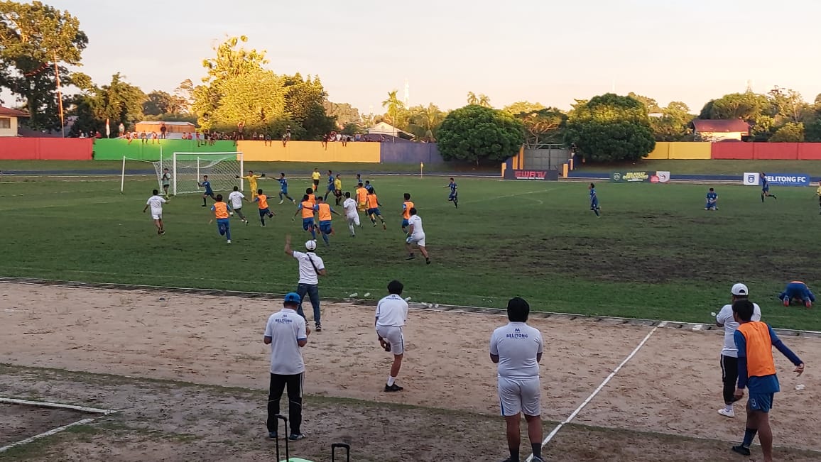 20211124-adu-penalti-belitong-fc-dengan-swn-fc-belinyu.jpg