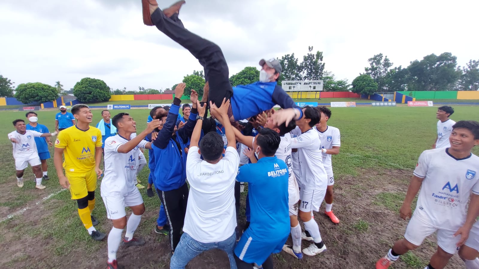 20211127-pemain-belitong-fc-mengangkat-alex-owner-belitong-fc-usai-raih-juara-liga-3-babel.jpg