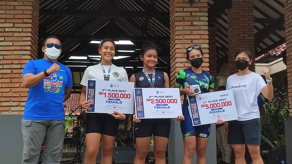 20211204-pemenang-belitung-sprint-triathlon-2021-berfoto-bersama.jpg