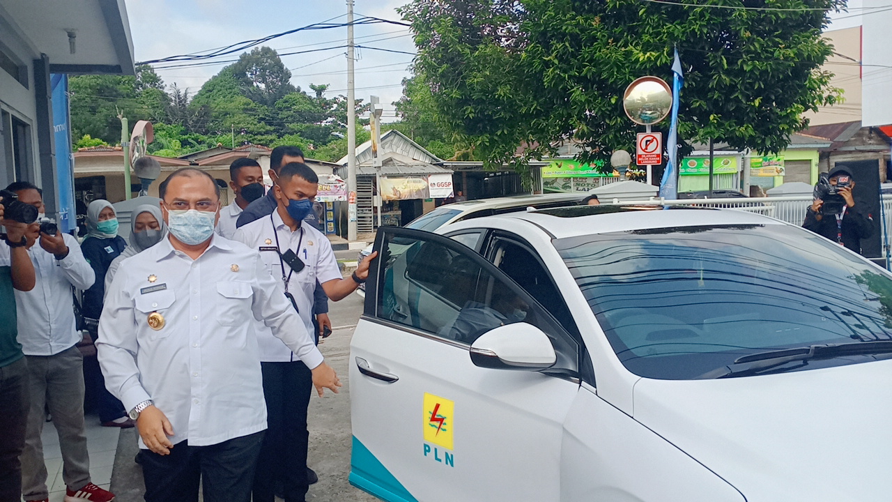 20220126-gubernur-babel-erzaldi-rosman-jadi-brand-ambassador-kendaraan-listrik-pln-unit-babel.jpg