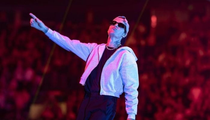 20220324_justin-bieber-menyanyi-di-atas-panggung.jpg