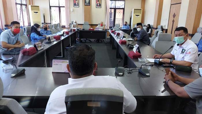 20220418-pertemuan-di-ruang-rapat-dprd.jpg