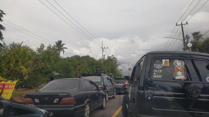 Kemacetan Parah Terjadi di Jalan Terong Desa Terong Belitung, Diduga Karena Ada Perbaikan Jembatan