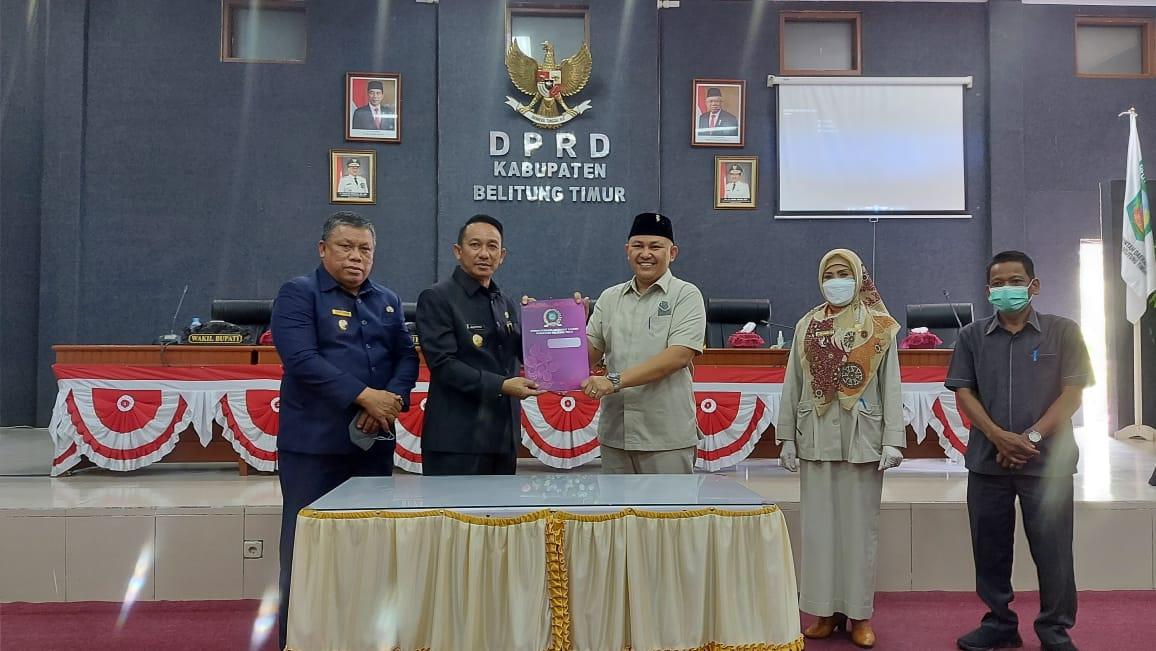 20220523-Penyerahan-dokumen-catatandan-rekomendasi-DPRD-Bupati-atas-LKPJ.jpg