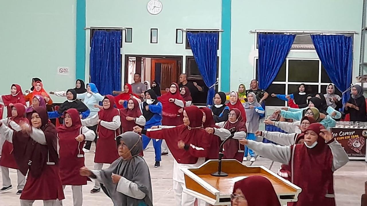 20220603-Nenek-nenek-saat-mengikuti-senam-lansia-di-Aula-Kantor-Camat-Manggar.jpg