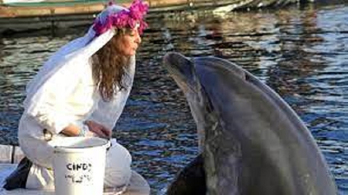 Inilah Orang-orang yang Menikah dengan Hewan, Mulai dari Anjing, Sapi, Lumba-lumba hingga Katak